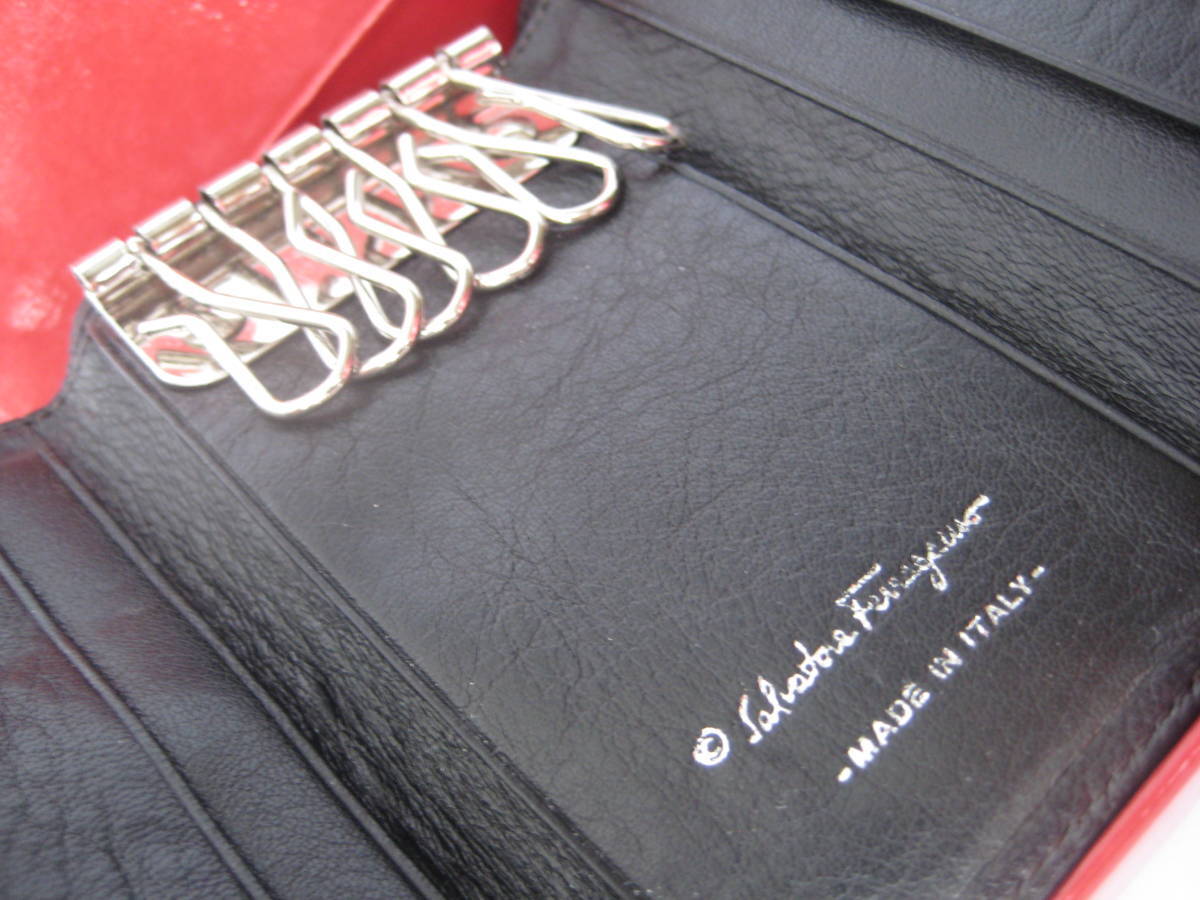  Salvatore Ferragamo Salvatore ferragamo мужской 6 полосный чехол для ключей популярный нехватка товара не использовался 