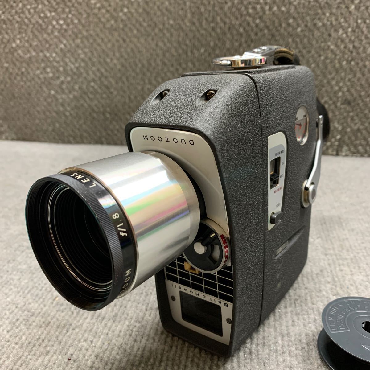 JZ-726 激安 ベル&ハウエル製の古い8mmフィルムカメラ 未確認 中古現状品 ※3回再出品で処分_画像2