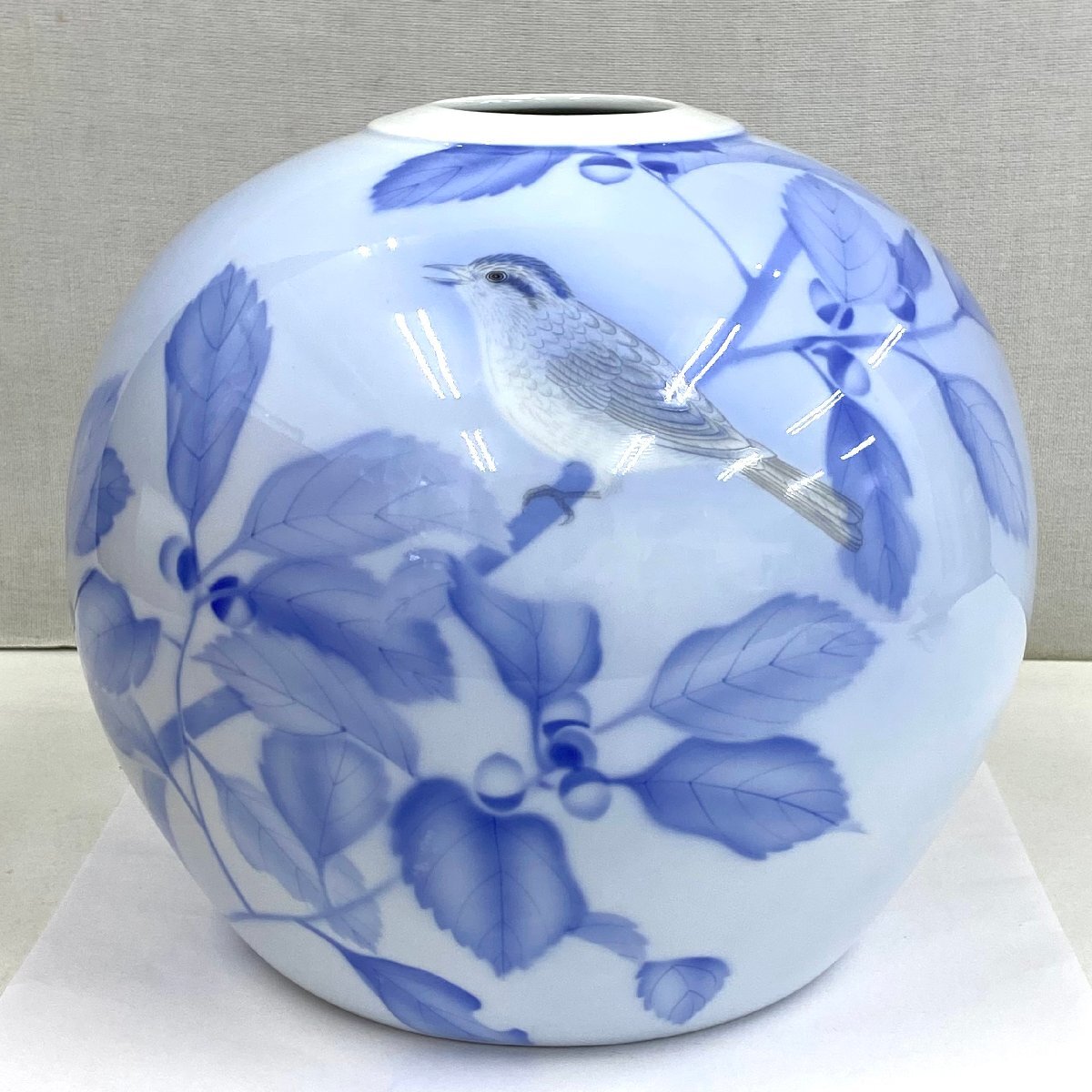 青い鳥デザインの陶器製花瓶 官窯深川製 染付果実雀鳥文花瓶 古美術 日本陶磁器 ◇深川製磁◇有田焼 宮内庁御用達 官窯染付 花瓶 壺 花器 花入