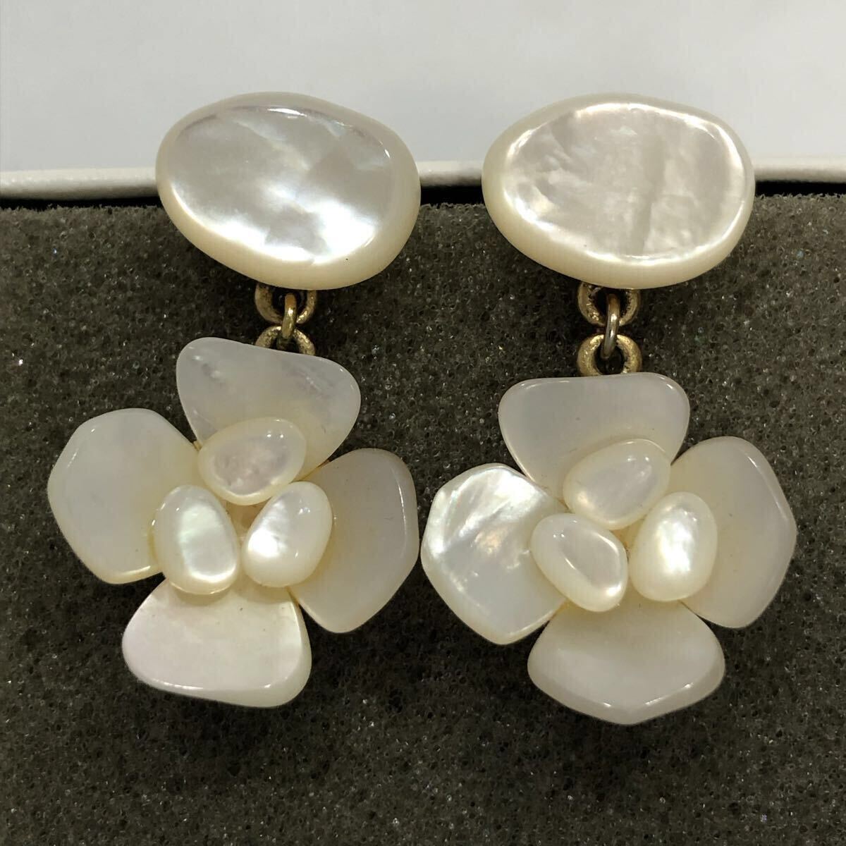 シャネル ピアス 01A シェル カメリア ココマーク (管 XY43 E15 )_画像2