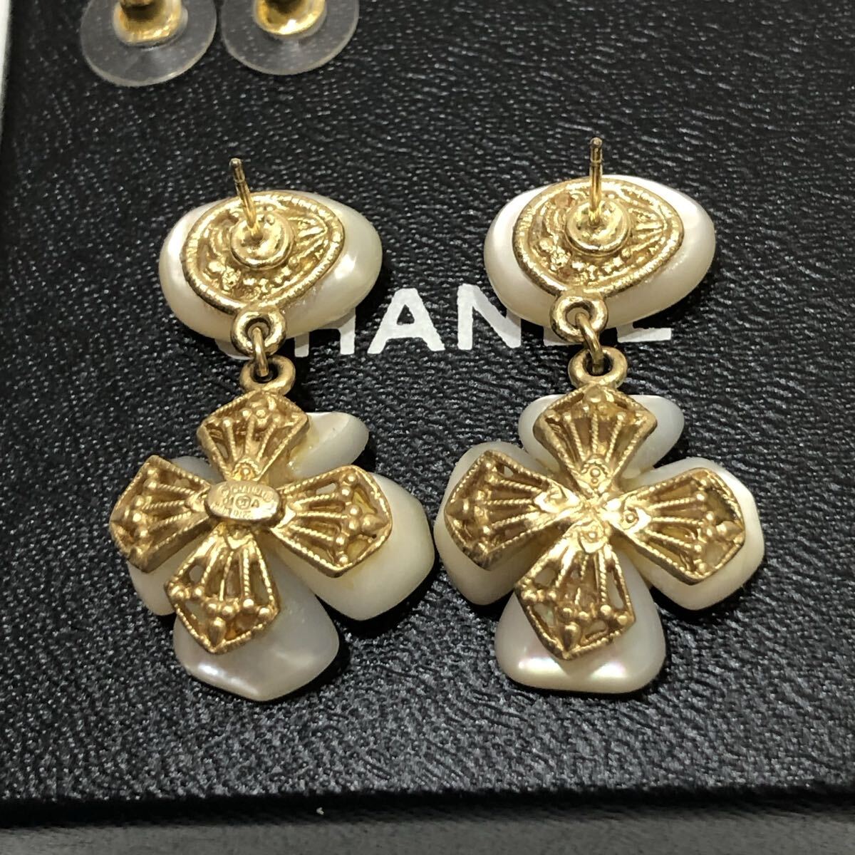 シャネル ピアス 01A シェル カメリア ココマーク (管 XY43 E15 )_画像6