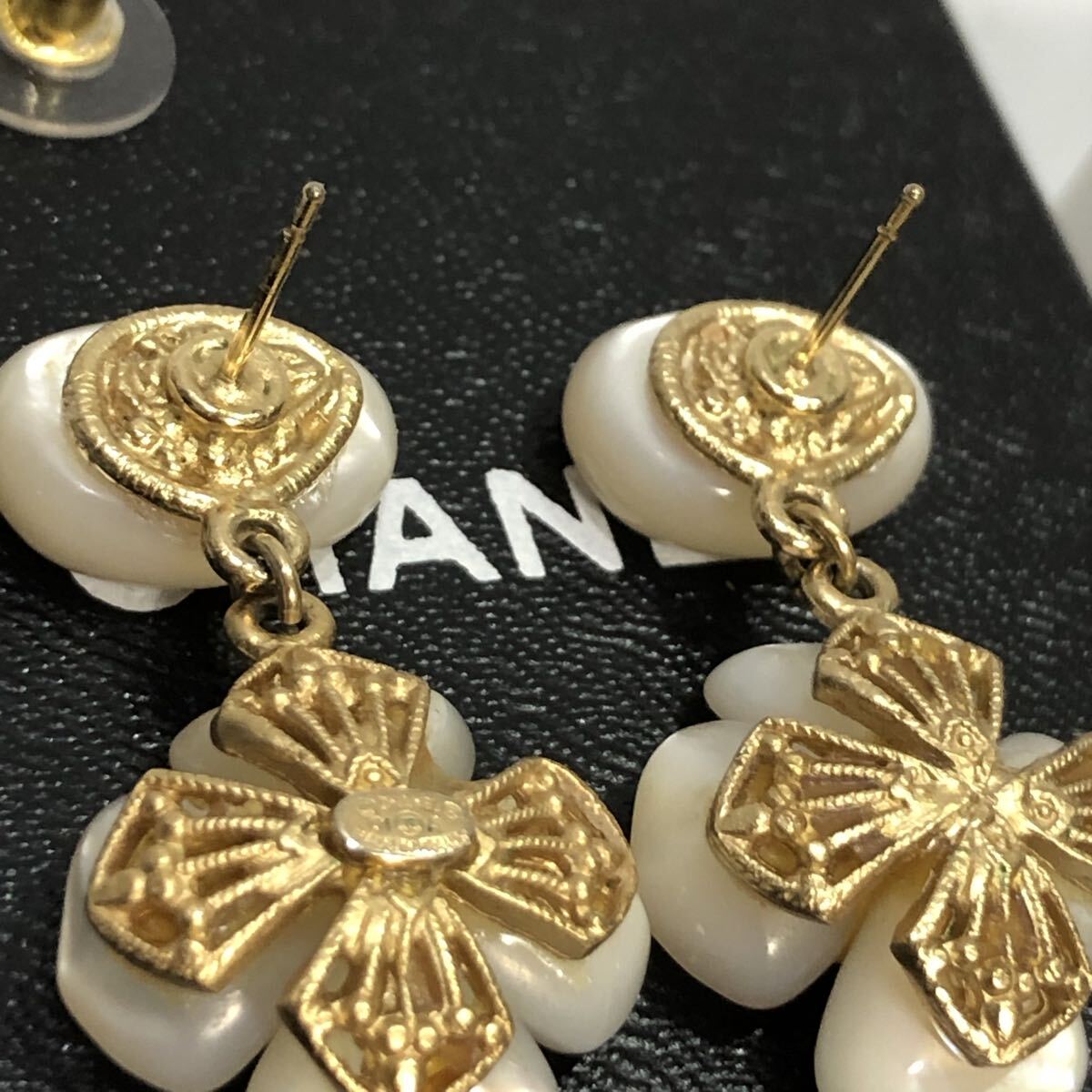 シャネル ピアス 01A シェル カメリア ココマーク (管 XY43 E15 )_画像7