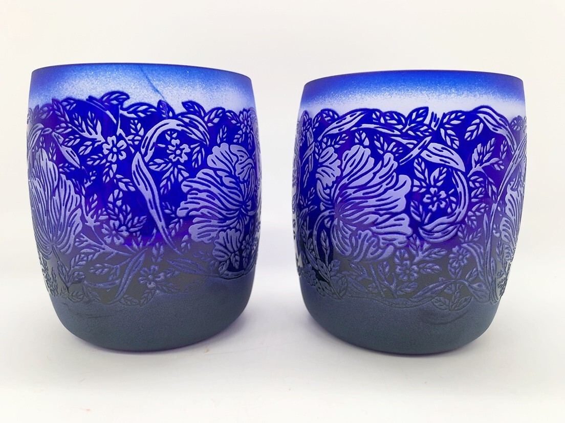 中古 彩色霞彫り グラス 2個セット ペア カットガラス コップ 肥前びーどろ 酒器 藍色 青 ロックグラス ガラス 茨城県 0803や3 A1 60