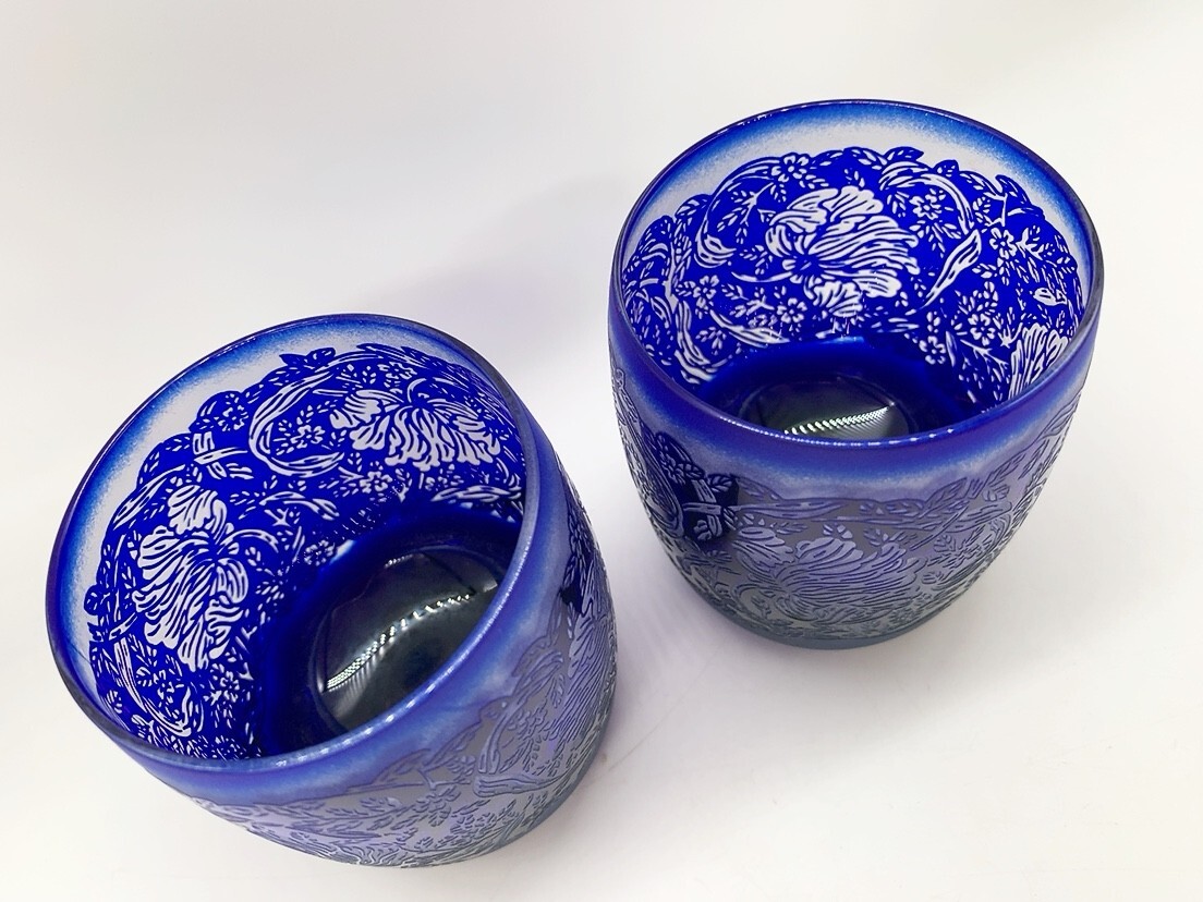 中古 彩色霞彫り グラス 2個セット ペア カットガラス コップ 肥前びーどろ 酒器 藍色 青 ロックグラス ガラス 茨城県 0803や3 A1 60
