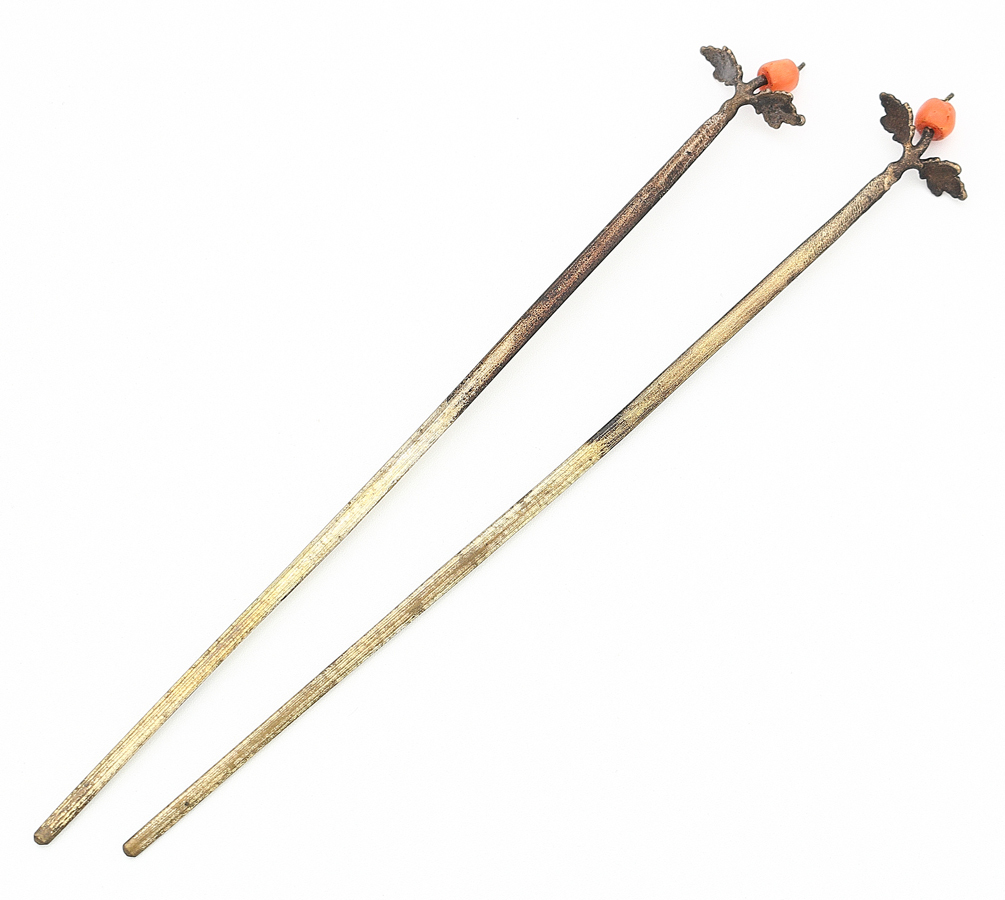 【梟】アンティーク 金工 本珊瑚 木の実 一本足簪 一対 2本 かんざし カンザシ 幕末 明治期 赤色 サンゴ さんご 細工 花 時代 髪飾り 古玩_画像3