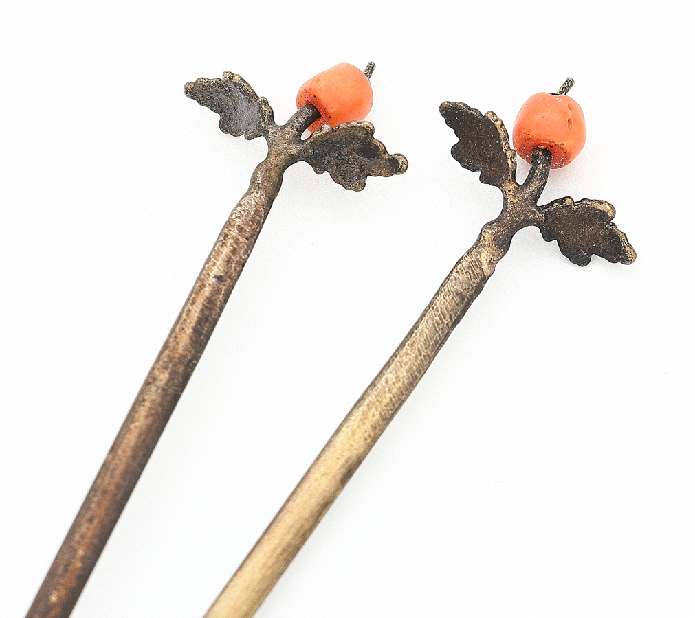 【梟】アンティーク 金工 本珊瑚 木の実 一本足簪 一対 2本 かんざし カンザシ 幕末 明治期 赤色 サンゴ さんご 細工 花 時代 髪飾り 古玩_画像8