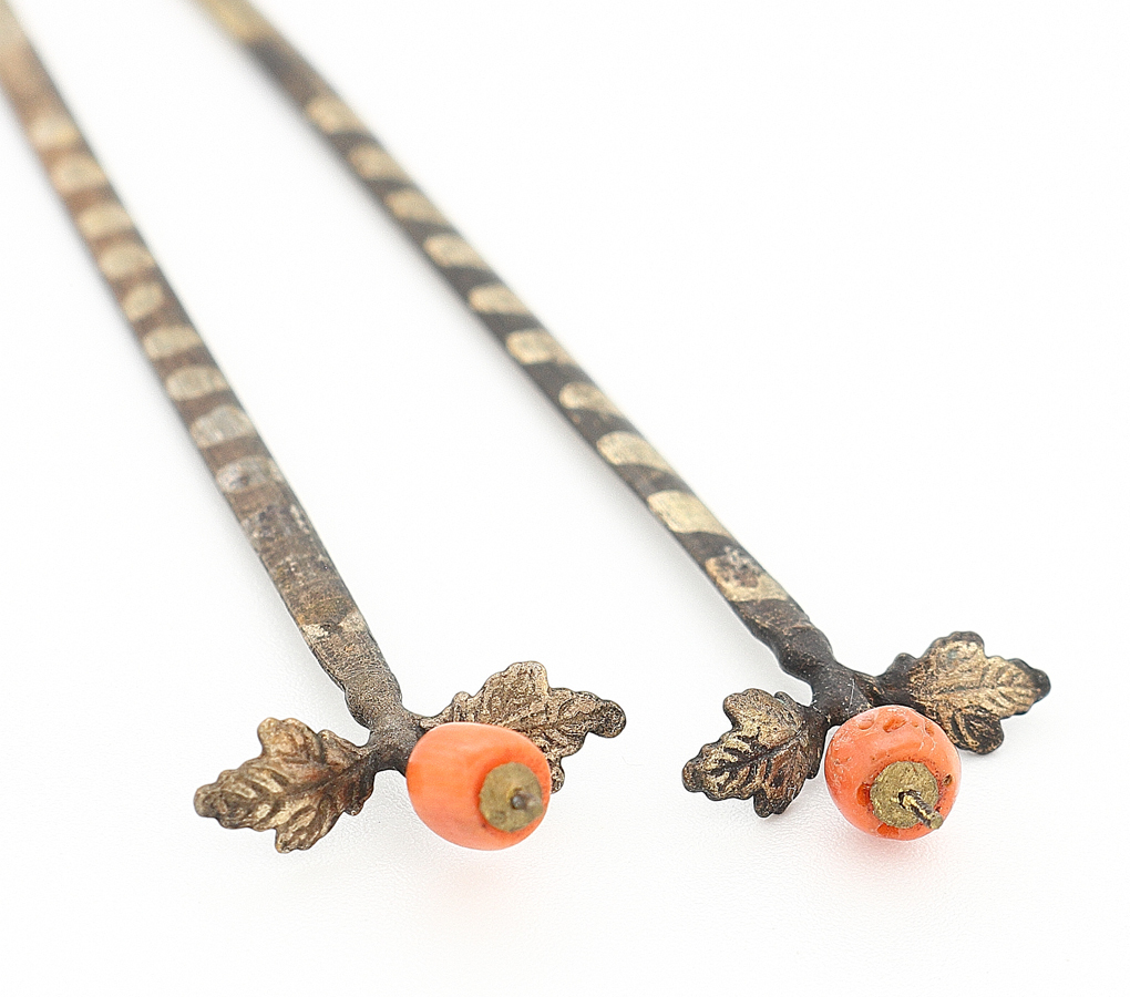 【梟】アンティーク 金工 本珊瑚 木の実 一本足簪 一対 2本 かんざし カンザシ 幕末 明治期 赤色 サンゴ さんご 細工 花 時代 髪飾り 古玩_画像6