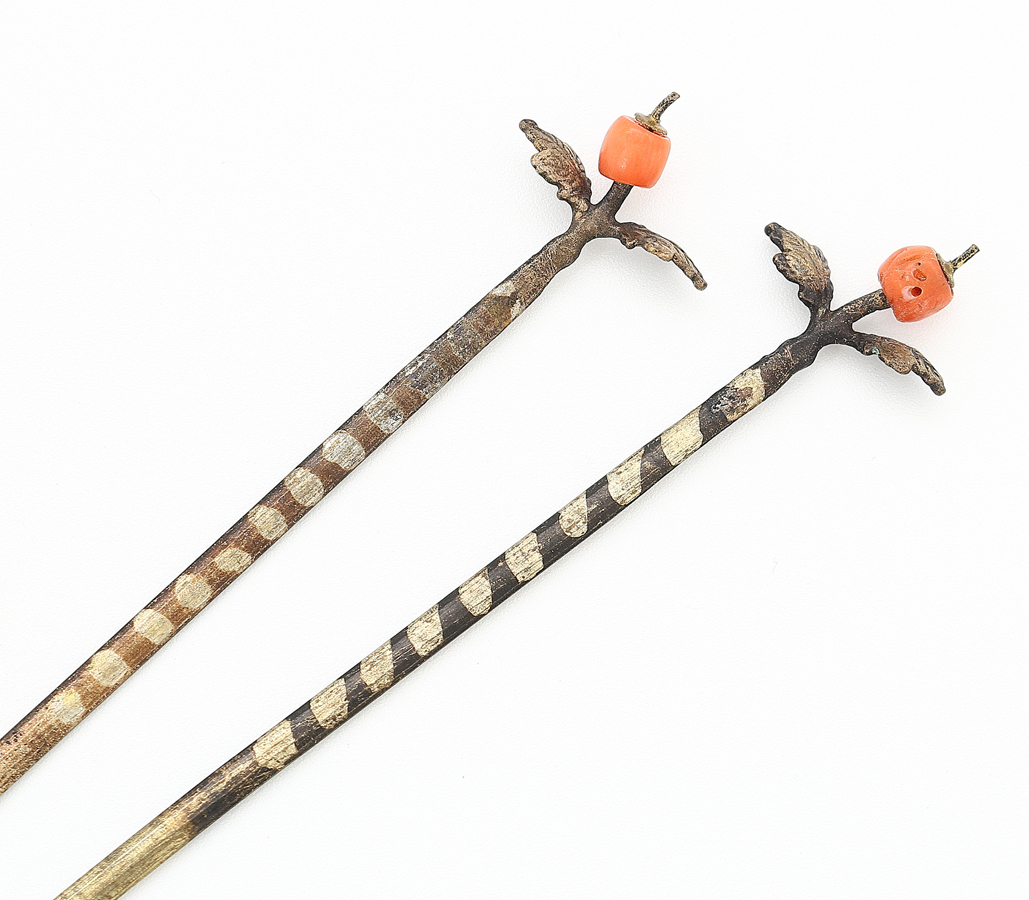 【梟】アンティーク 金工 本珊瑚 木の実 一本足簪 一対 2本 かんざし カンザシ 幕末 明治期 赤色 サンゴ さんご 細工 花 時代 髪飾り 古玩_画像1