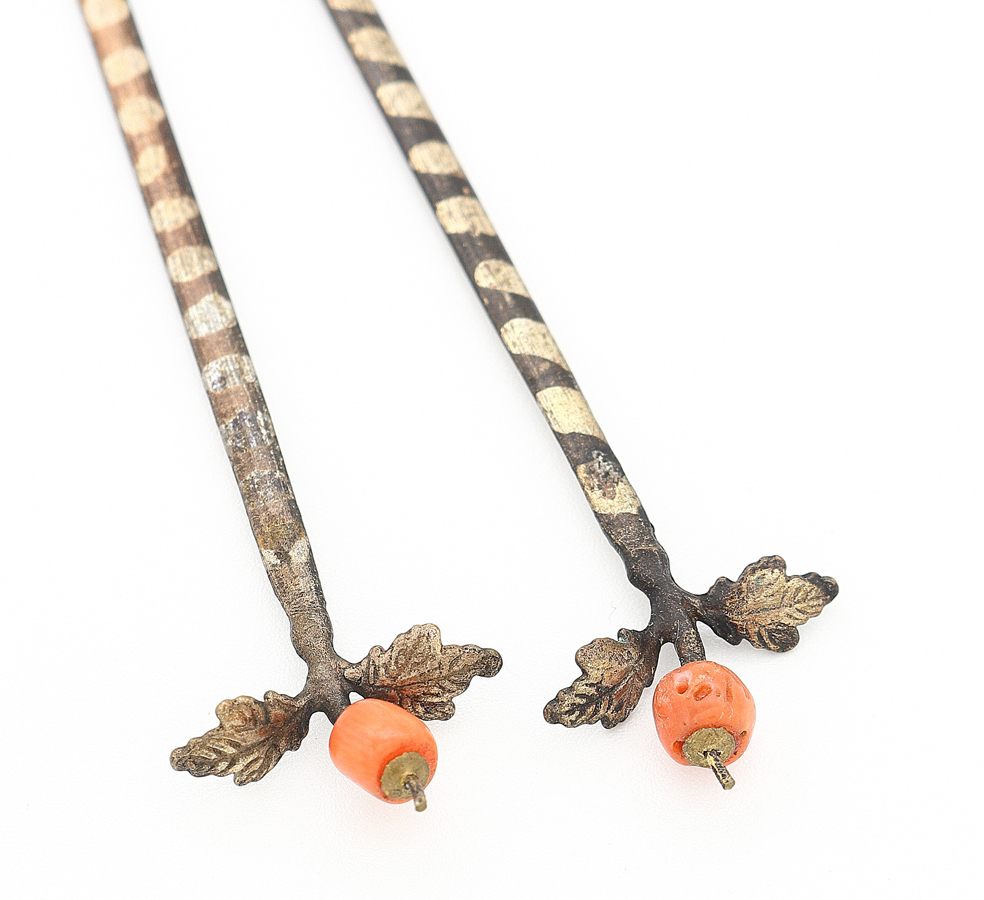 【梟】アンティーク 金工 本珊瑚 木の実 一本足簪 一対 2本 かんざし カンザシ 幕末 明治期 赤色 サンゴ さんご 細工 花 時代 髪飾り 古玩_画像5