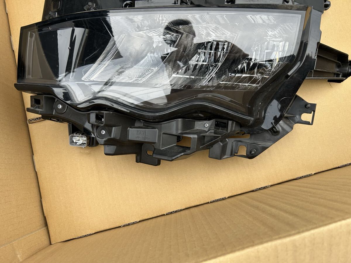 ZWR95 ヴォクシー 左ヘッドライト 中古品 取り付け部割れあり_画像2