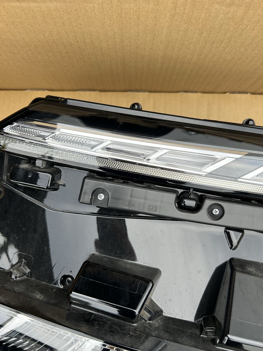 ZWR95 ヴォクシー 左ヘッドライト 中古品 取り付け部割れあり_画像7