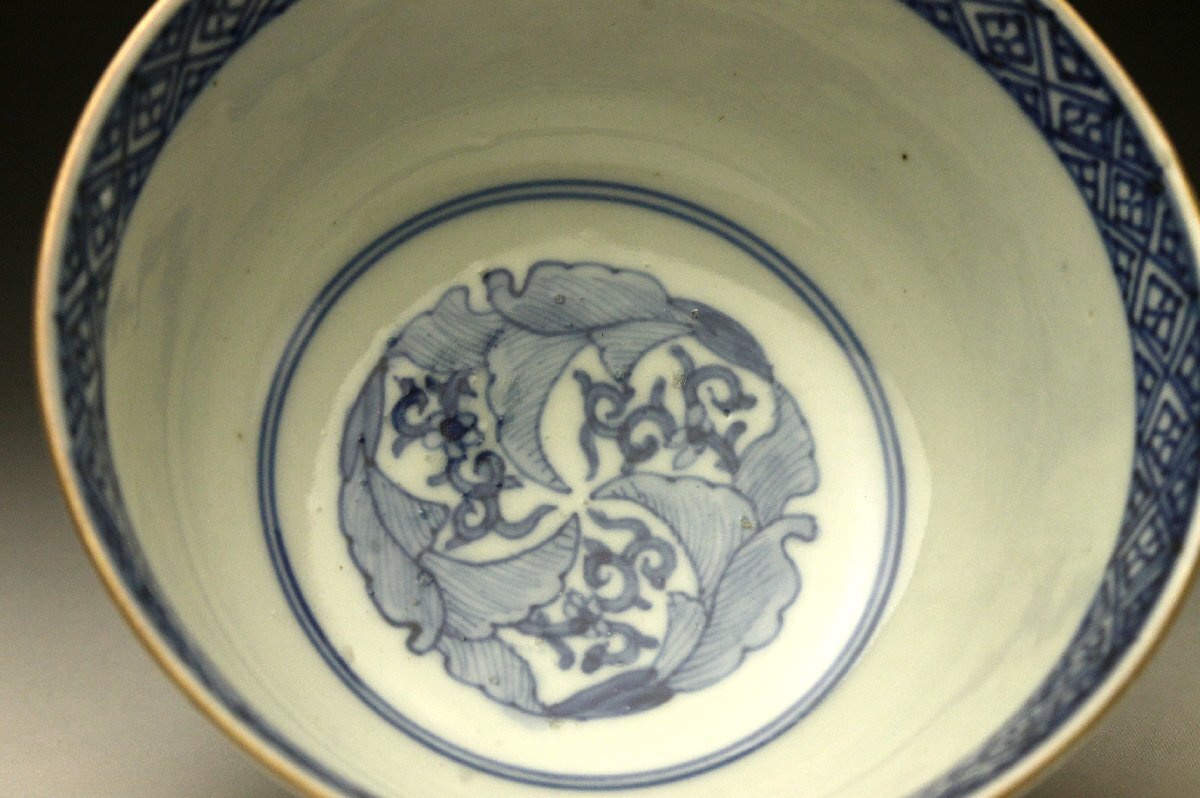 余韻】 古伊万里 染錦金彩 献上手蓋付茶碗 錦手唐草山水文蓋茶碗