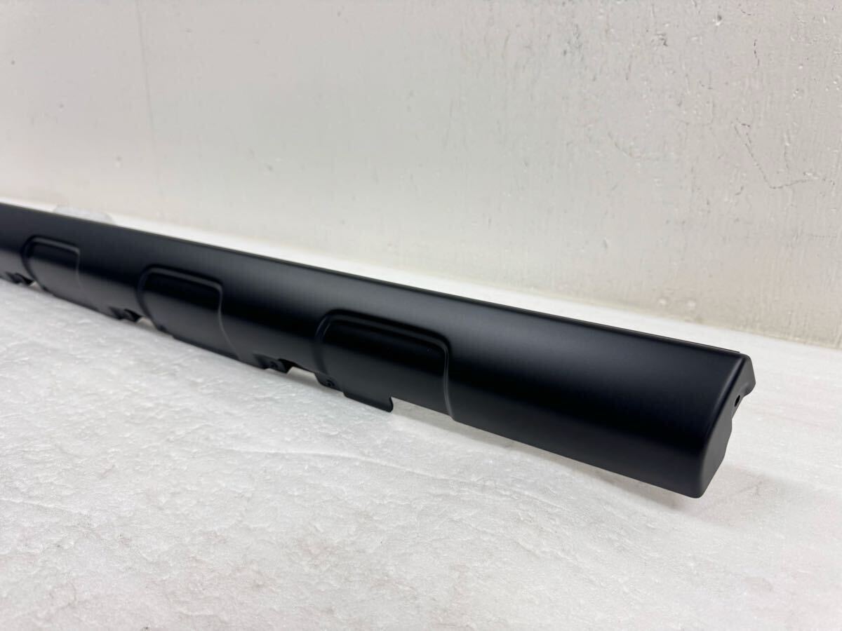 7a9 【新品】ジムニー JB64W 純正 サイドアンダーガーニッシュ 右 99112-77R01-000 素地 サイドステップ_画像4