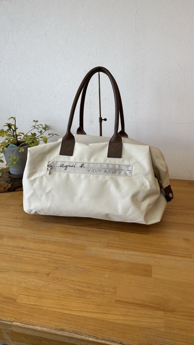 agnes b. アニエスベー VOYAGE 鍵付ボストン2WAYバッグ レザーハンドルロゴ刺繍フロントジップ手持ち鞄 大きめ旅行カバン ホワイト白色系 q