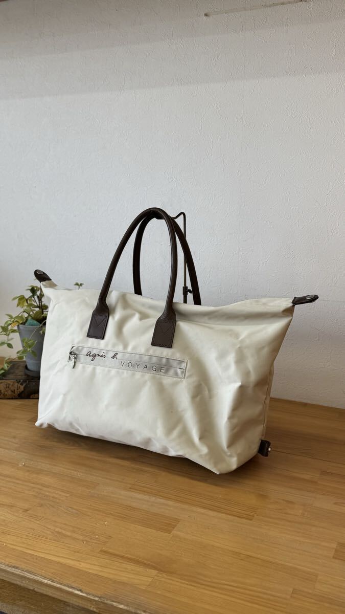 agnes b. アニエスベー VOYAGE 鍵付ボストン2WAYバッグ レザーハンドルロゴ刺繍フロントジップ手持ち鞄 大きめ旅行カバン ホワイト白色系 q