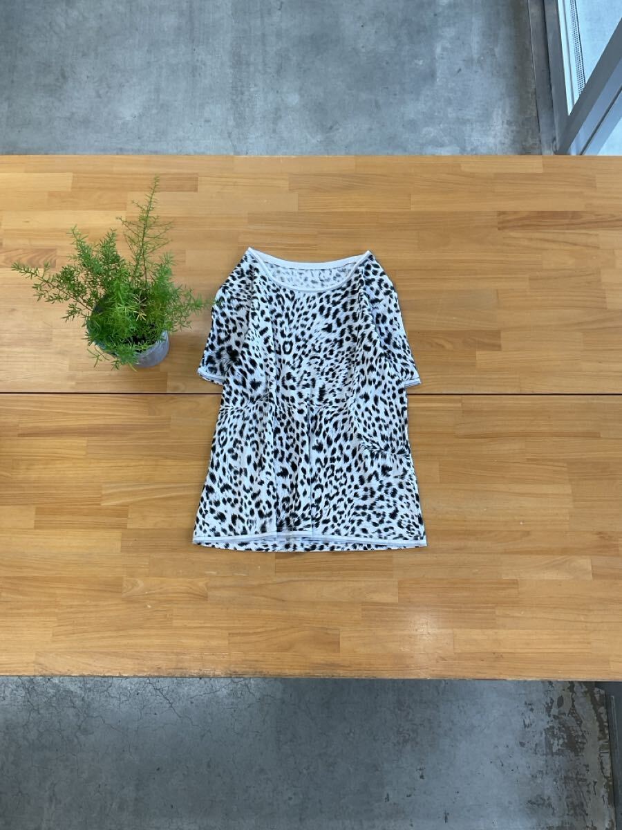美品 LEONARD レオナール ファープリントレオパードTシャツ モノトーンヒョウ柄ラウンドネック半袖カットソー ホワイト白黒色系 2 q_画像2