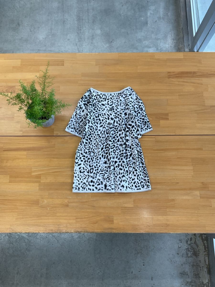 美品 LEONARD レオナール ファープリントレオパードTシャツ モノトーンヒョウ柄ラウンドネック半袖カットソー ホワイト白黒色系 2 q_画像4