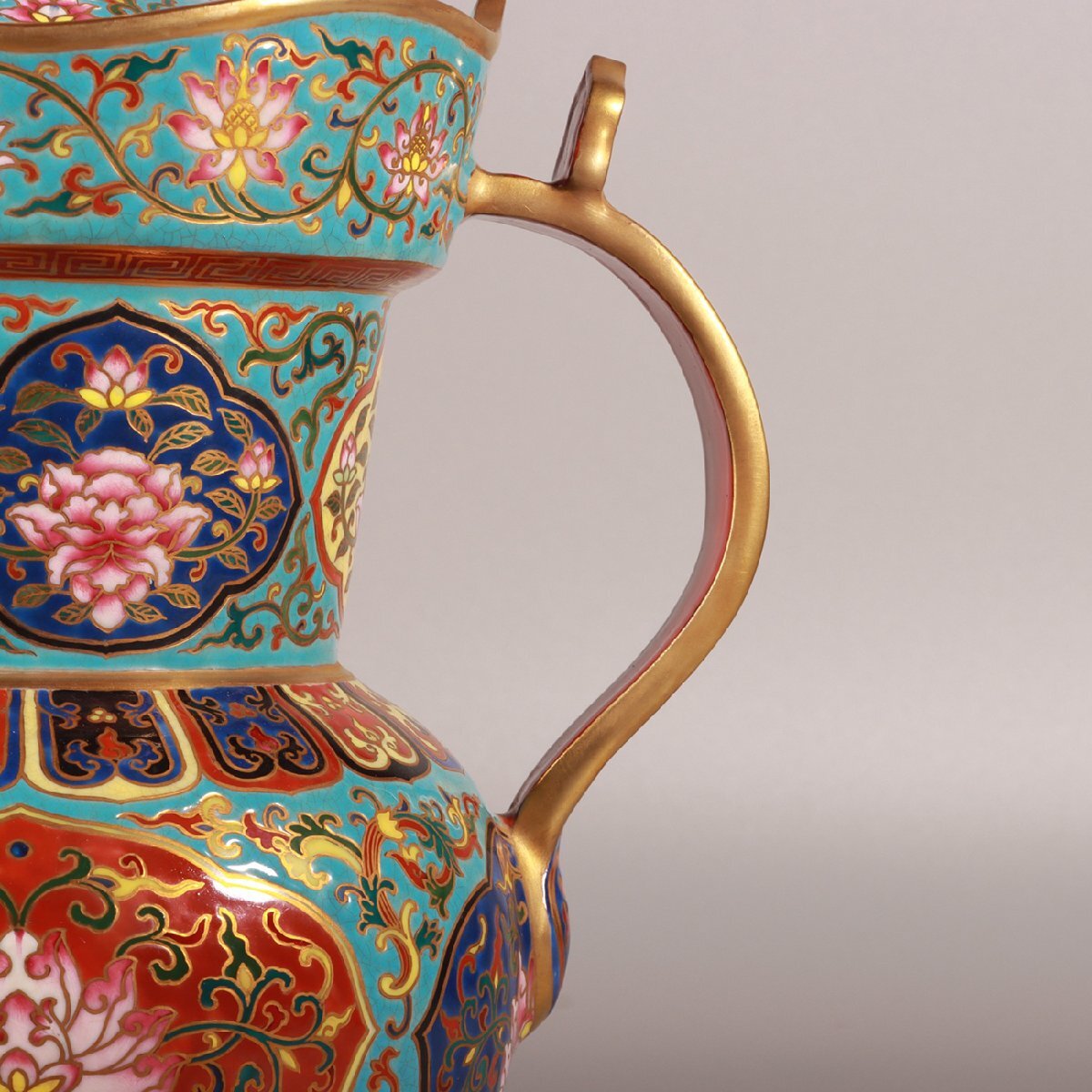 中国古美術・大清乾隆紋・肉筆手絵・琺瑯彩絵渣斗・景泰蓝・陶器・案頭・置物・文房具 安】清時代 大清乾隆年製 琺瑯彩景泰藍纏枝蓮紋描金僧帽壺 共箱