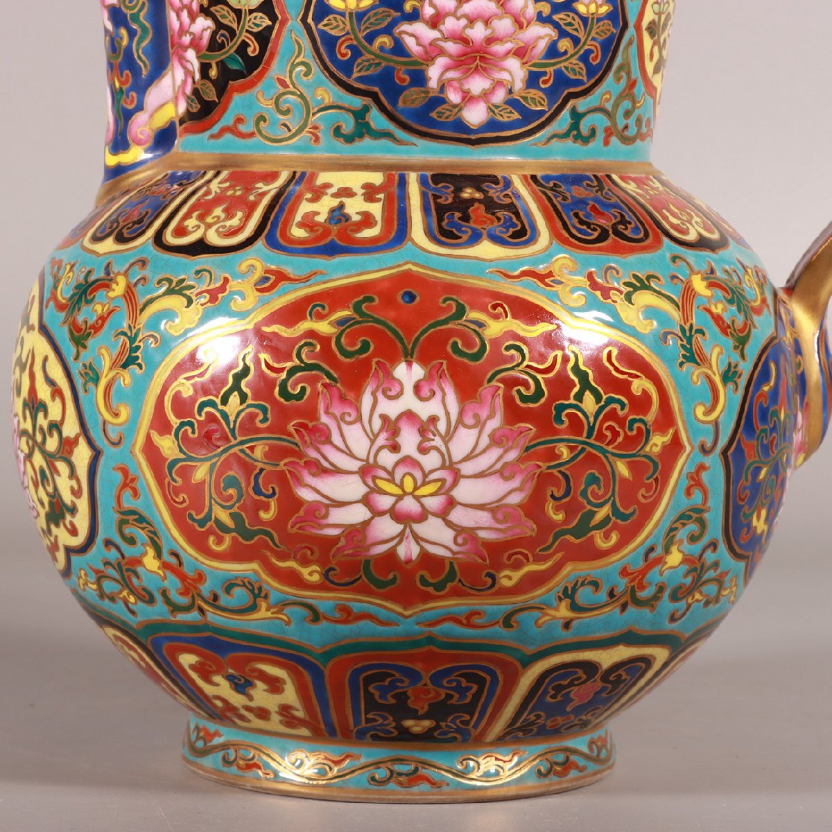 中国古美術・大清乾隆紋・肉筆手絵・琺瑯彩絵渣斗・景泰蓝・陶器・案頭・置物・文房具 安】清時代 大清乾隆年製 琺瑯彩景泰藍纏枝蓮紋描金僧帽壺 共箱
