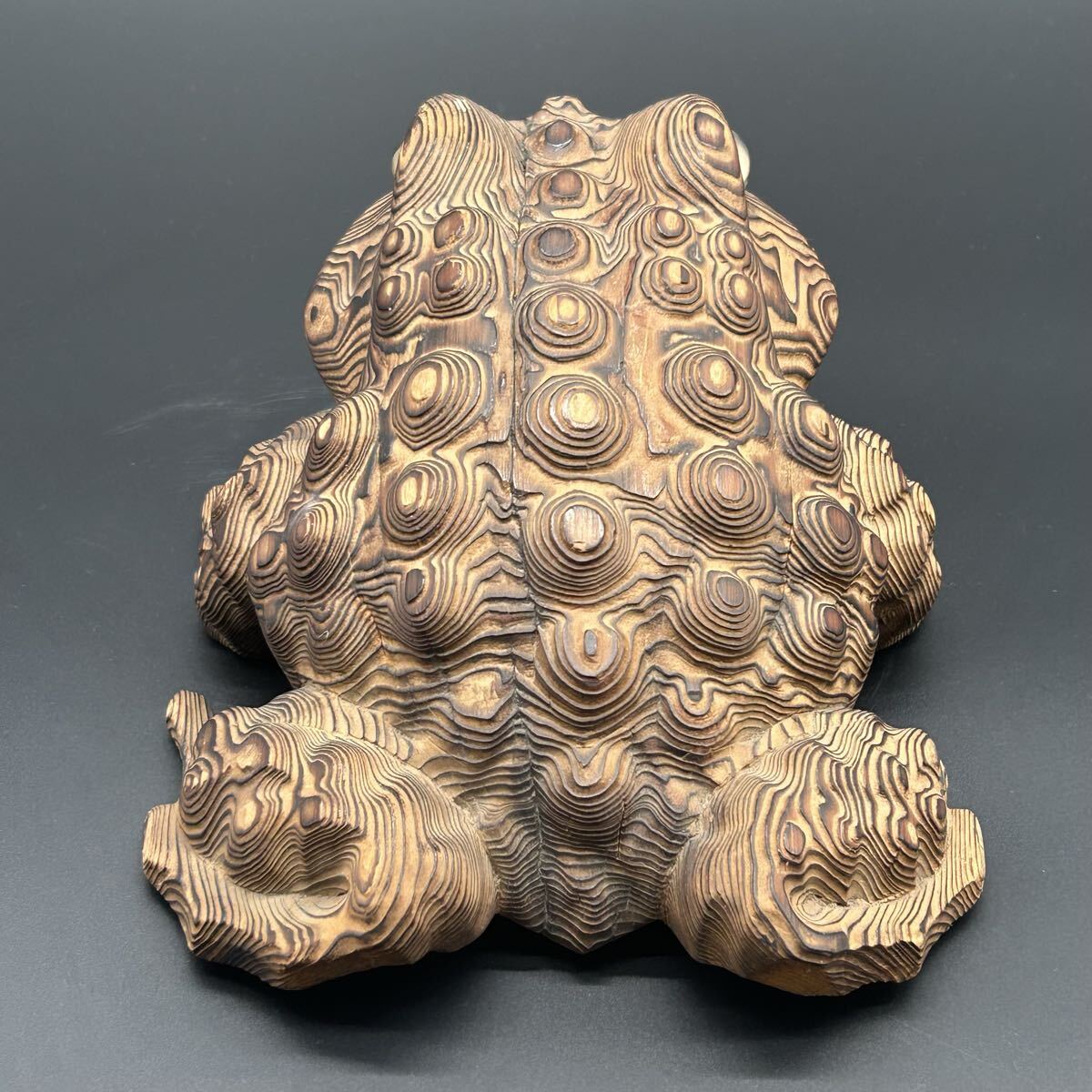 8k7 木彫り 蛙 カエル　置物 彫刻 民芸品 縁起物 金属目 木目 浮造り風 木製工芸品 骨董品 時代物　レトロ_画像4