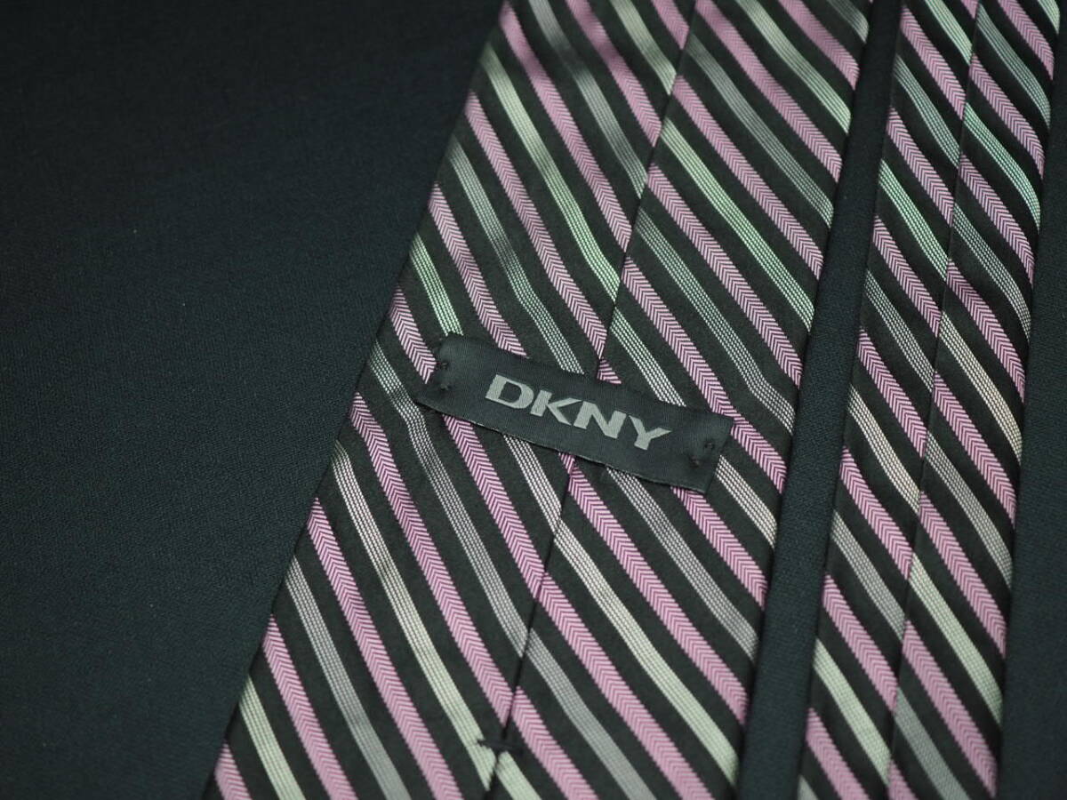 美品【DKNY ダナキャラン ニューヨーク】 F1577 ブラック シルバー ピンク系 SILK ブランド ネクタイ 古着 良品_画像4