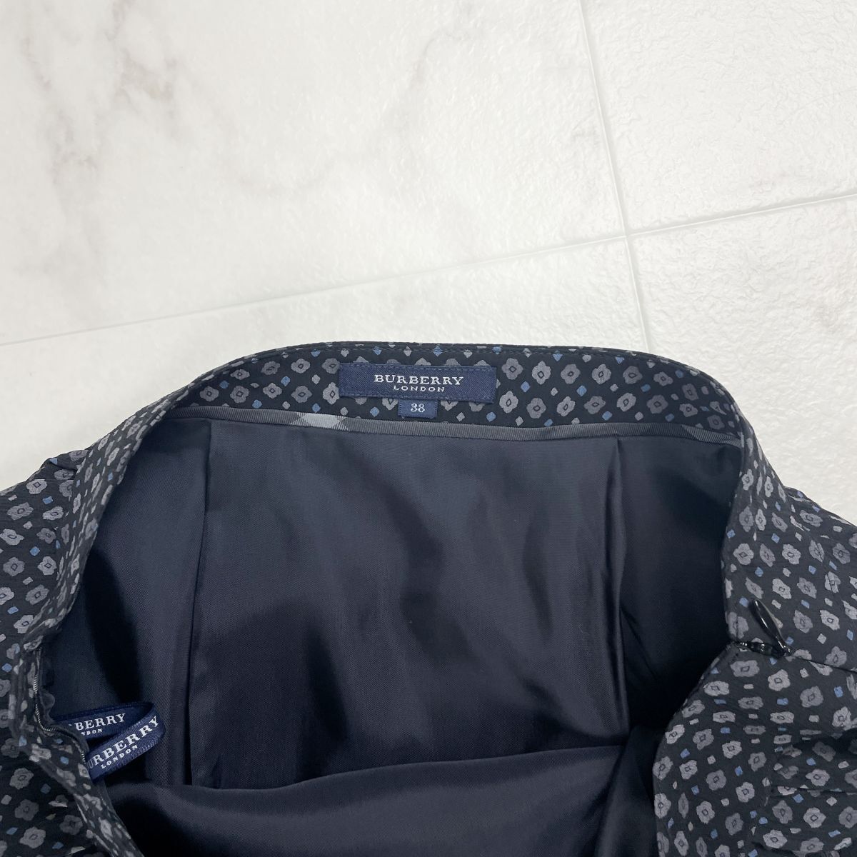 新品未使用 BURBERRY バーバリー シルク100％ 小花柄シフォンフレアスカート ミモレ丈 里地付き ブラック 黒 サイズ38*FD761