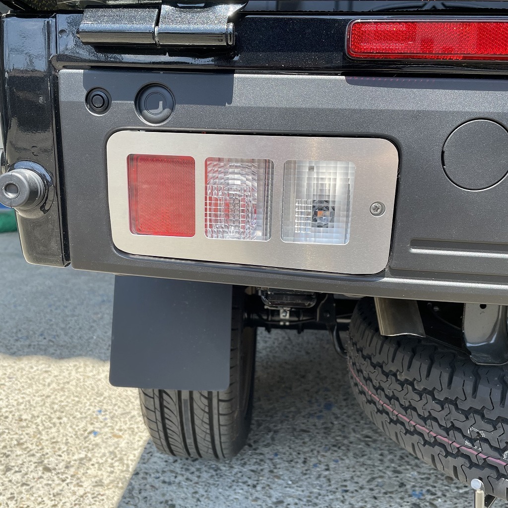 【アウトレット!】 J-NEXT ダイハツ ハイゼット/ハイゼットジャンボ (S500P/S510P) MC後用 アルミ テールレンズカバー 3連角穴タイプ_画像2