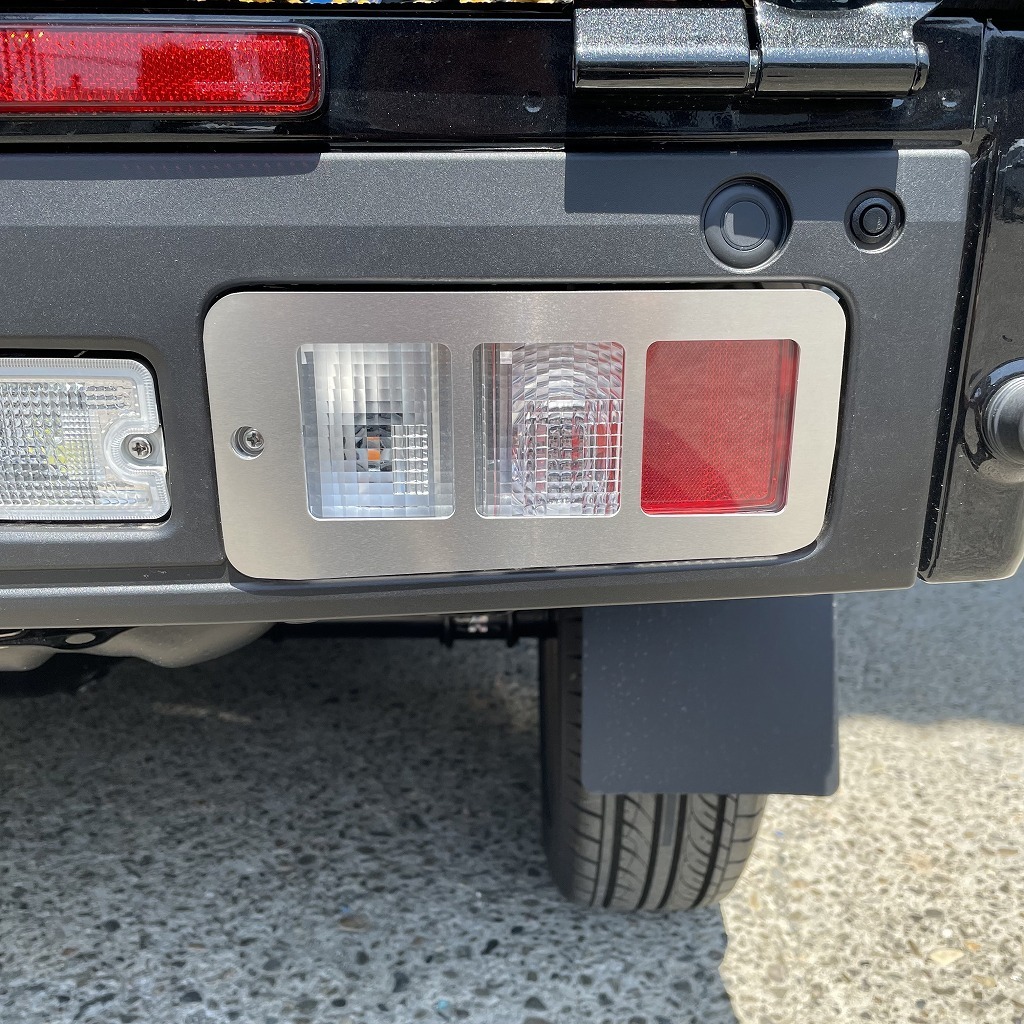 【アウトレット!】 J-NEXT ダイハツ ハイゼット/ハイゼットジャンボ (S500P/S510P) MC後用 アルミ テールレンズカバー 3連角穴タイプ_画像3