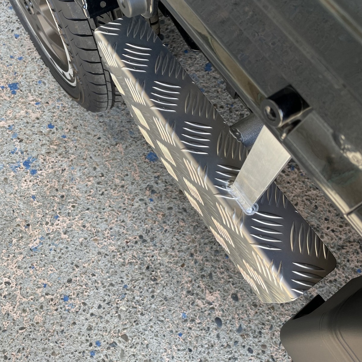 J-NEXT ダイハツ ハイゼットトラック/ハイゼットジャンボ(S500P/S510P) 前期/後期共通 アルミ サイドステップ エアロタイプ 運転席側用_画像3