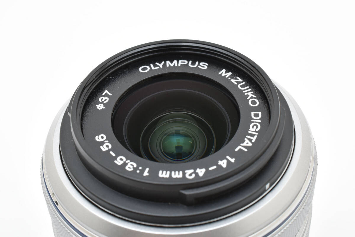 超美品 オリンパス M.zuiko デジタルカメラレンズ 14-42mm f3.5-5.6 シルバー フィルター付き Olympus 055