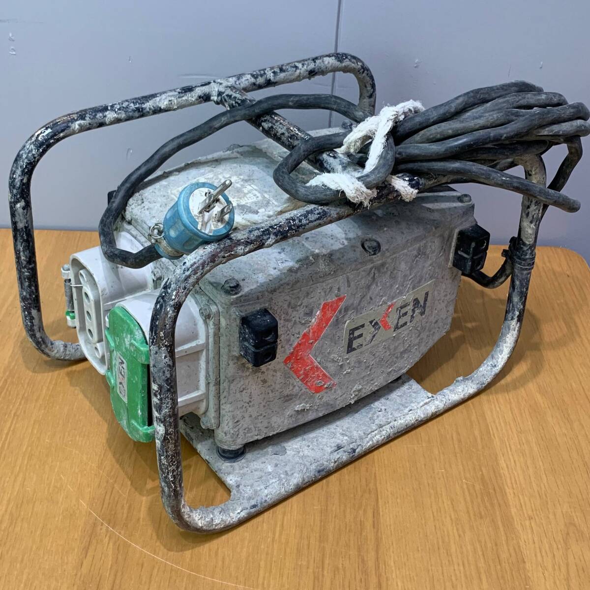 Z4 EXENエクセン 耐水インバーター HC116B ※ジャンク品 40823M05_画像1