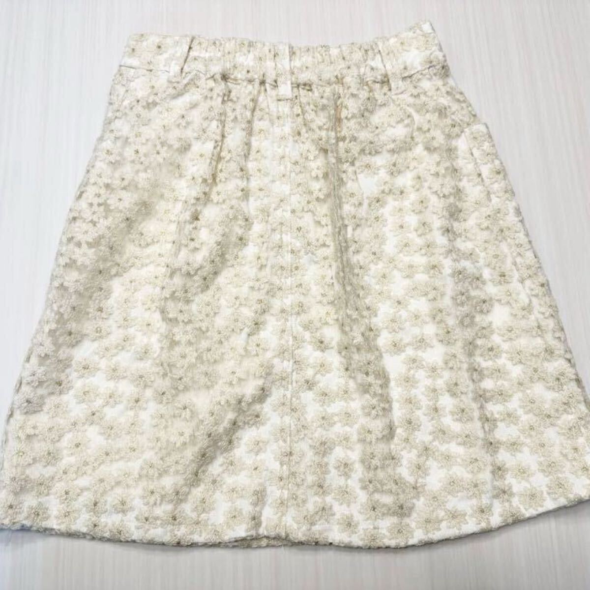 (送料無料)新品未使用品 Ems excite エムズエキサイト レディース 花刺繍ミニスカート☆サイズF ☆実寸平置き 着丈 約42㎝、ウエスト約60㎝_画像2