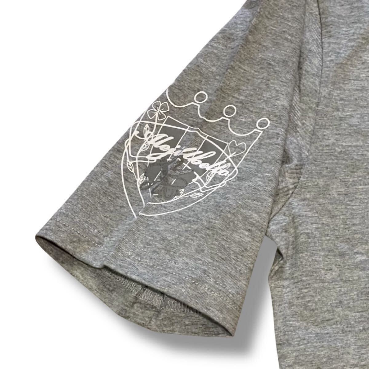 グレーTシャツ　VネックTシャツ Vネックカットソー　グレーT　Vネック　灰色　シンプル　Tシャツ　 エンブレムデザイン Sサイズ_画像4