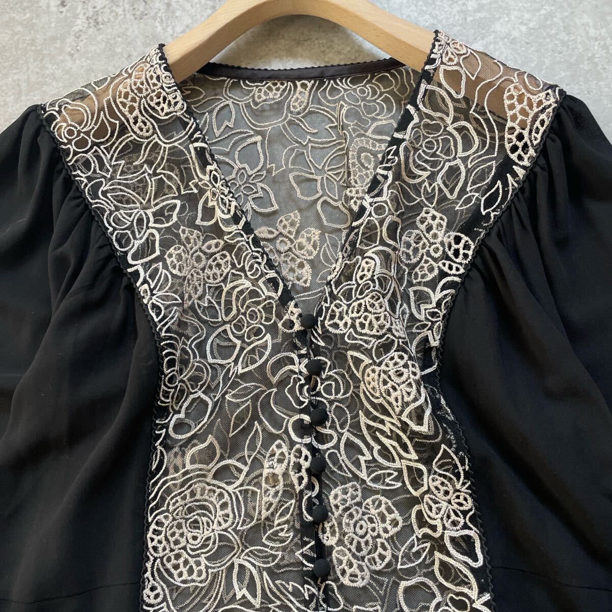 新品未使用　リリーブラウン　刺繍　レース　ガウン　カーディガン　黒　長袖　花柄　前開き　羽織り　ブラック　 ロング_画像3