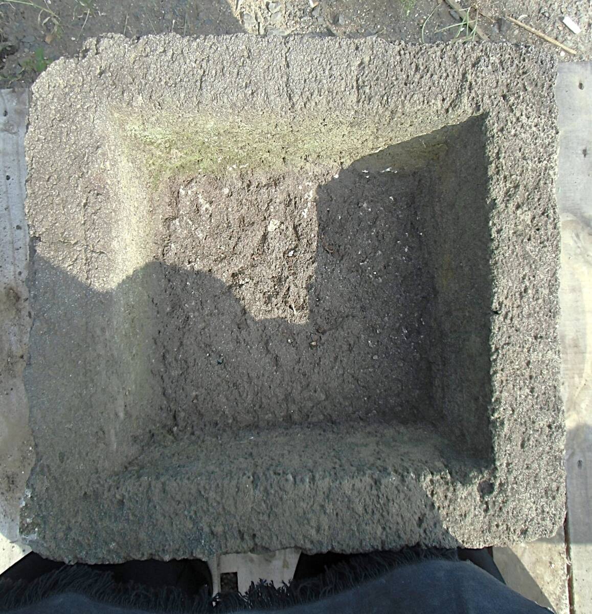 ★ こ-851 つくばい 植木鉢 出水鉢 オブジェ 中古 1カ所ひび有 大きさ/約寸 高さ30cm 幅46cm 奥46cm 重さ未測定_画像3