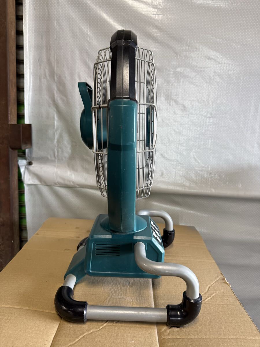 makita マキタ 充電式産業扇 CF300D 14.4/18V 充電式扇風機　送風機 本体のみ 中古 動作確認済み_画像5