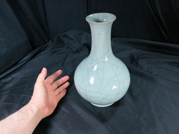 4e 哥窯氷裂青磁壺　木箱付き　中國　陶器　/　茶器　天目釉　唐草文　色絵　豆彩　粉彩　白磁　染付　青花　呉須　青磁