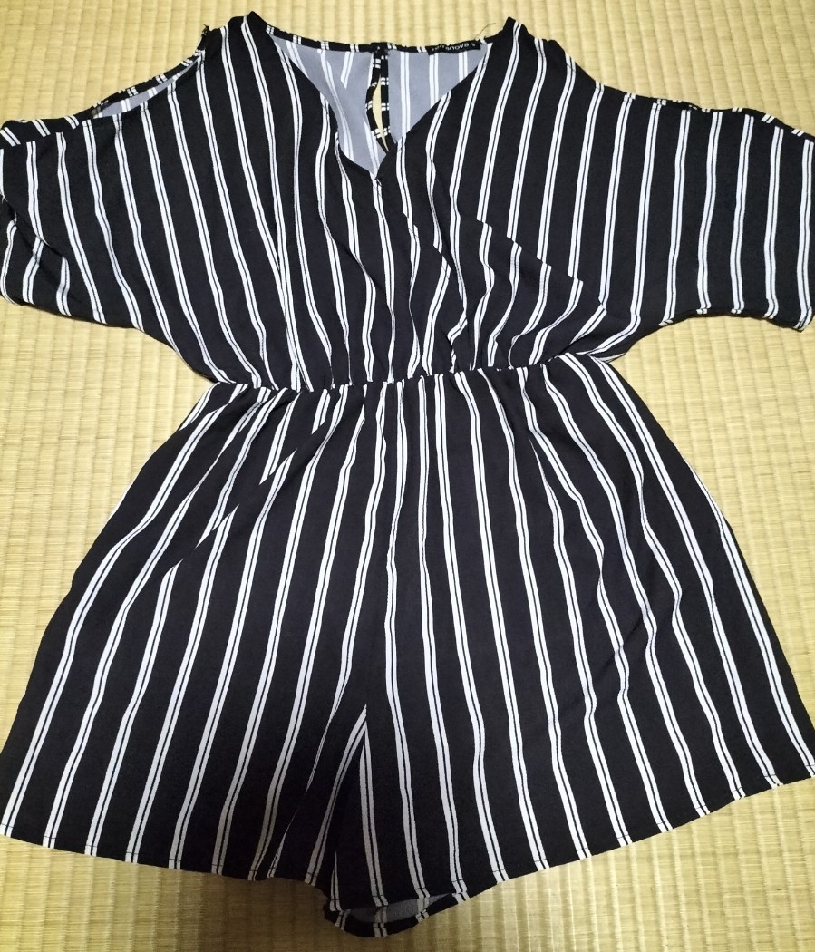 美品　Terranova　テッラノーバ　オールインワン　肩可愛い　ショートパンツ　黒ストライプ　S_画像1
