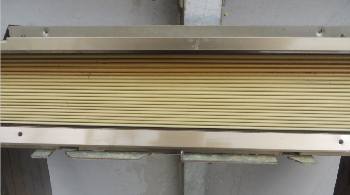  M-930▼中古　メーカー不明　エアコン用取付枠 サイズ：約幅34.6cm×高75.5cm（内寸） 部品 _画像3