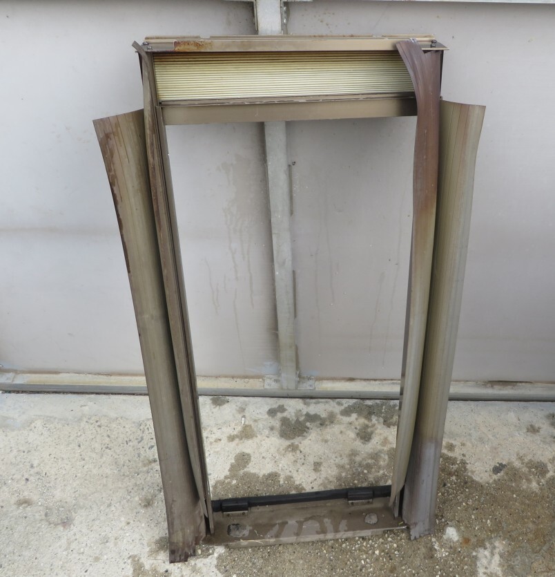  M-930▼中古　メーカー不明　エアコン用取付枠 サイズ：約幅34.6cm×高75.5cm（内寸） 部品 _画像4