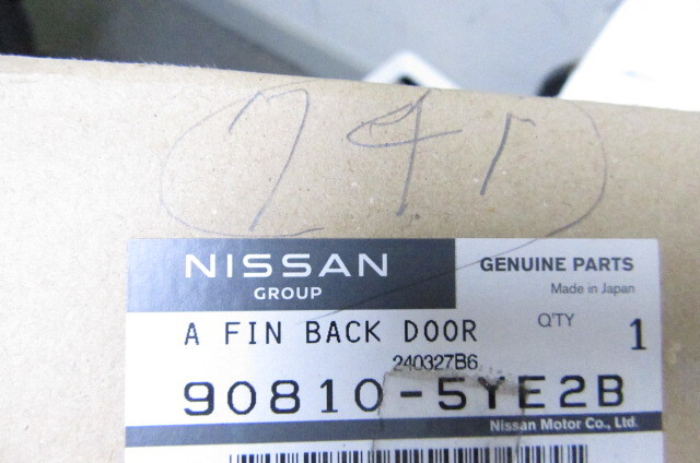 CS9704G【美品】 キャラバン E26 NV350 バックドアガーニッシュ 90810 3XA1A 90810-5YE2B_画像10