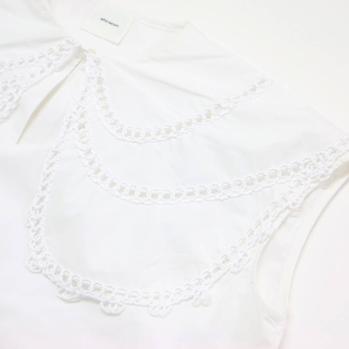 美品　yori shirocon セーラー　ブラウス 　ノースリーブ　日本製　襟 yori ヨリ ブラウス ホワイト 白 サイズ:36(S) | ループ 刺繍
