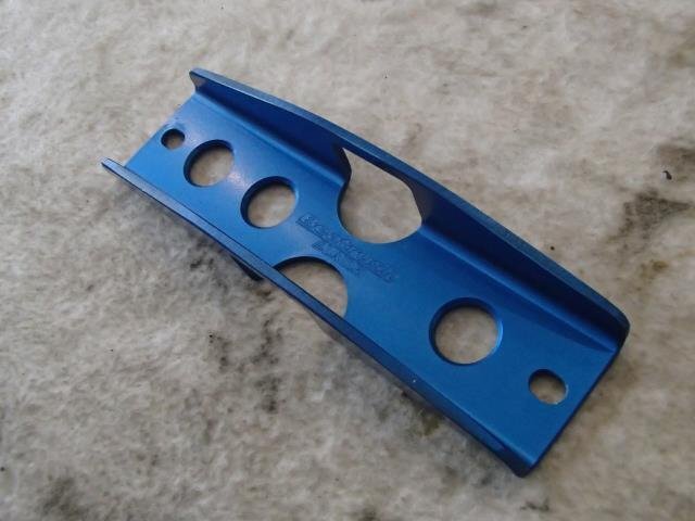 【青森発】「バッテリーステー」レイル LAILE ブラケット 中古 ブルー アルミ製 取付穴中心～取付穴中心13.7cm Beatrush ※説明欄要確認_画像3