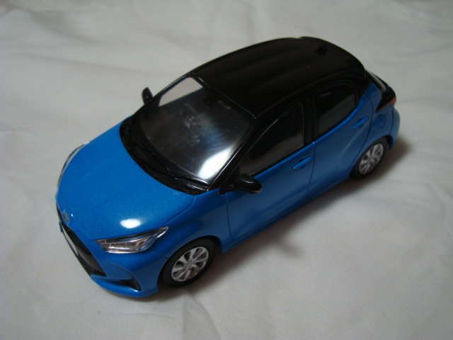 1/30 トヨタ ヤリス カラーサンプルミニカー (ブラック×シアンメタリック)_画像1