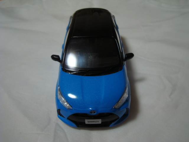 1/30 トヨタ ヤリス カラーサンプルミニカー (ブラック×シアンメタリック)_画像2