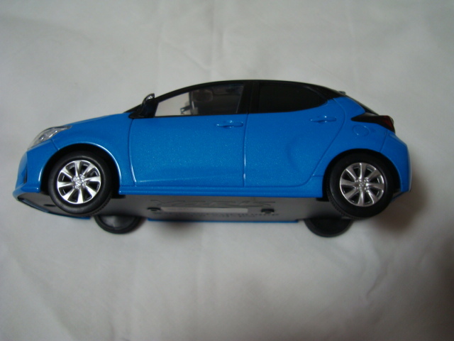 1/30 トヨタ ヤリス カラーサンプルミニカー (ブラック×シアンメタリック)_画像3