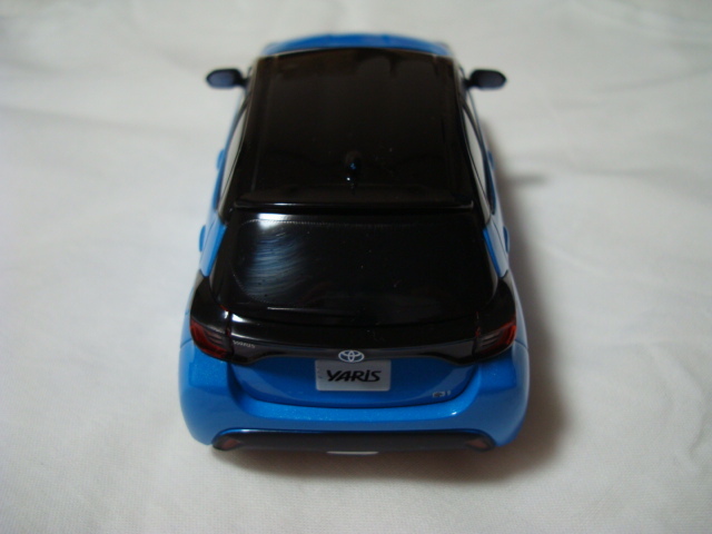 1/30 トヨタ ヤリス カラーサンプルミニカー (ブラック×シアンメタリック)_画像4