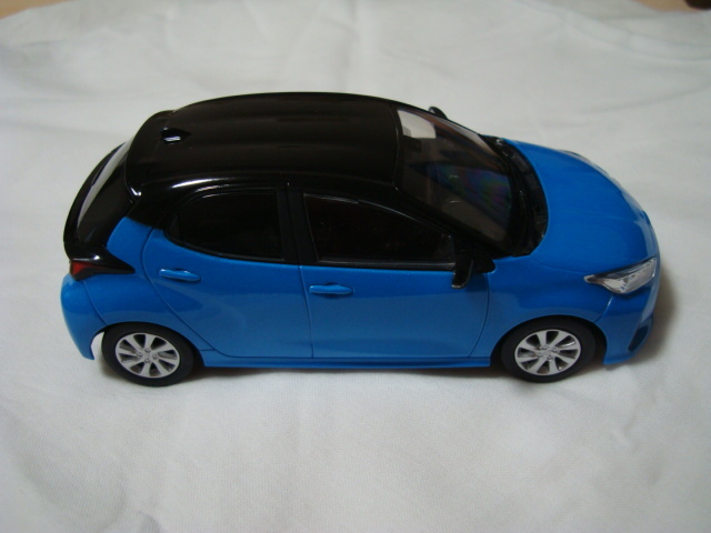 1/30 トヨタ ヤリス カラーサンプルミニカー (ブラック×シアンメタリック)_画像5