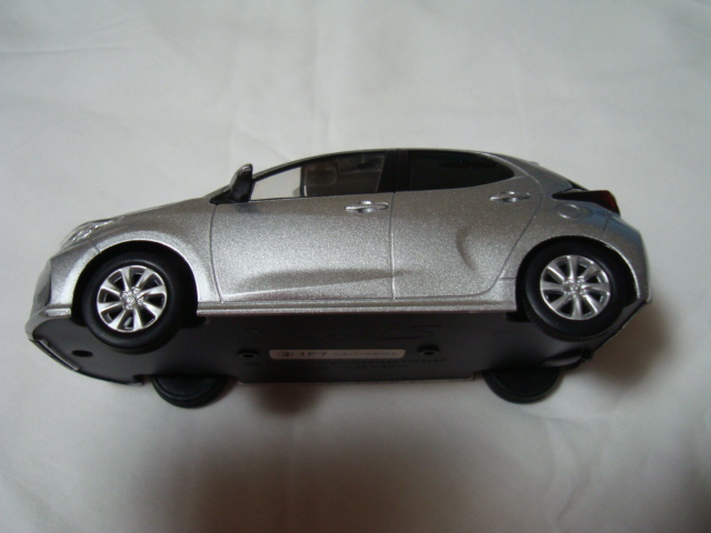 1/30 トヨタ ヤリス カラーサンプルミニカー （シルバーメタリック）_画像3