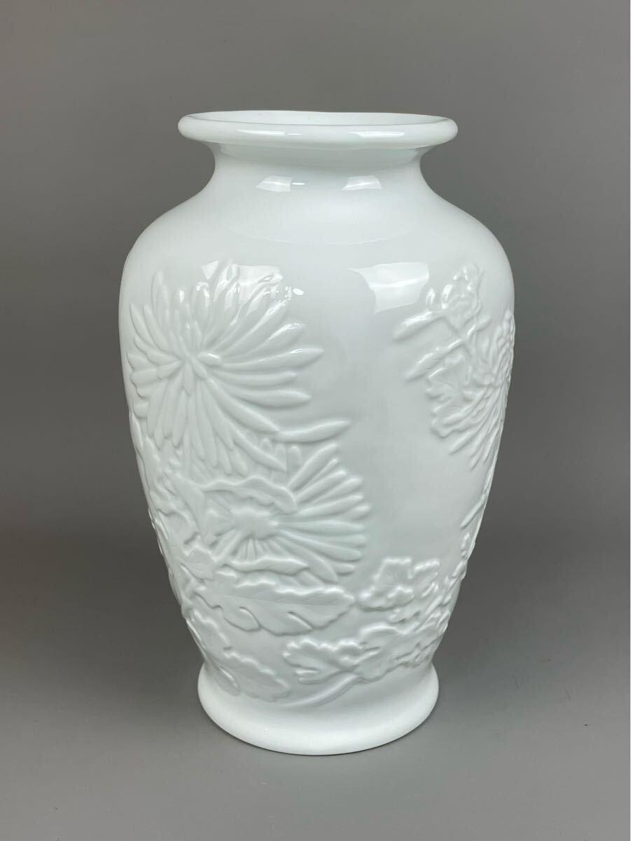  flat дверь три река внутри . белый фарфор отходит гравюра relief цветок бабочка map . цветок основа ваза для цветов цветок входить цветок сырой Arita Imari кастрюля остров автор предмет Zaimei интерьер пол промежуток украшение 